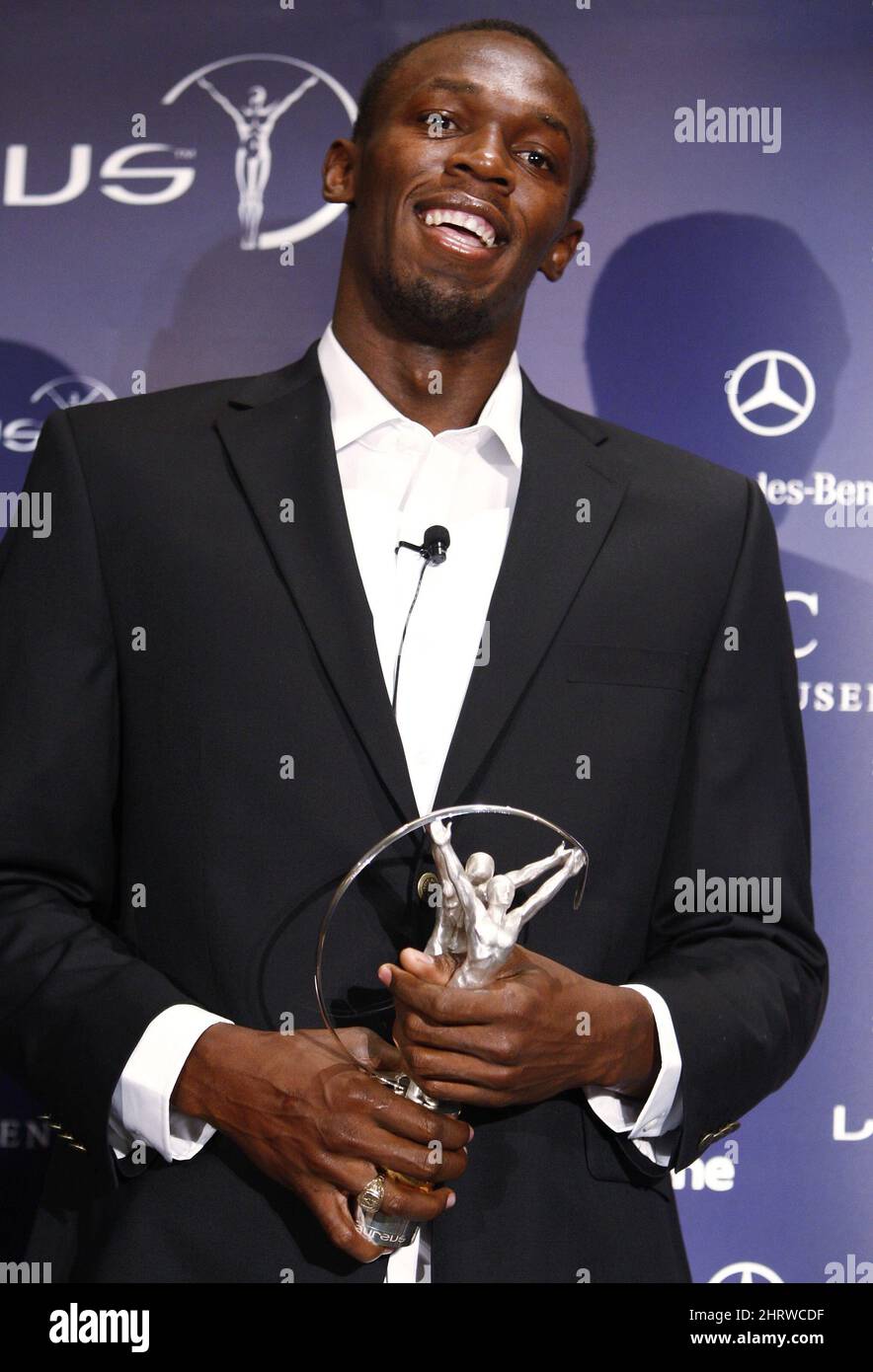 Il medaglia d'oro olimpico Usain Bolt, della Giamaica, sorride a Toronto dopo aver vinto il premio 2009 Laureus World Sportsman of the Year Award mercoledì 10 giugno 2009. (AP Photo/The Canadian Press, Nathan Denette) Foto Stock
