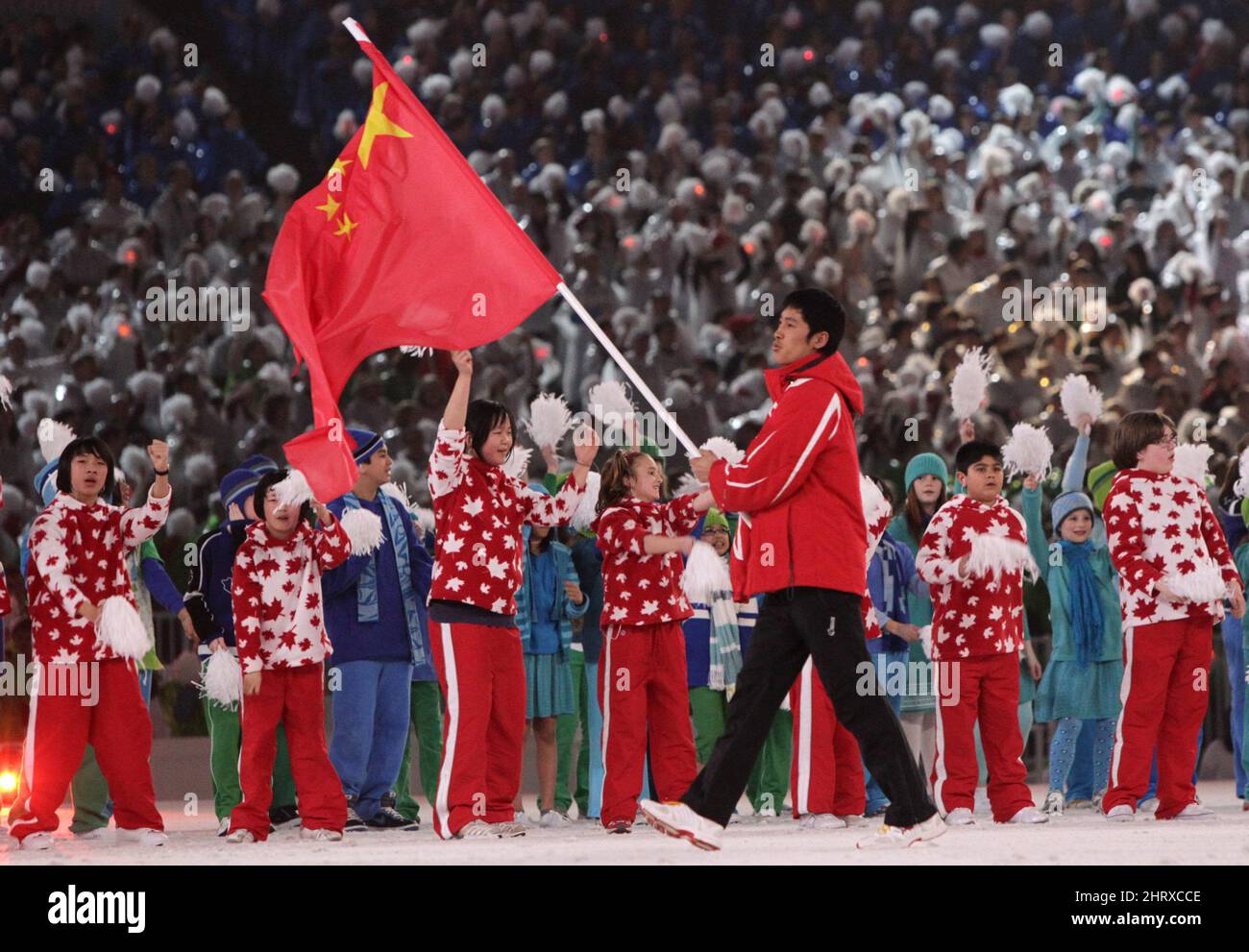 Il portacolori della bandiera cinese, lo sciatore di fondo Cheng Shishual, guida gli atleti cinesi nello stadio durante le cerimonie di apertura dei Giochi Paralimpici invernali 2010 a Vancouver, B.C., venerdì 12 marzo 2010. LA STAMPA CANADESE/Darryl Dyck Foto Stock