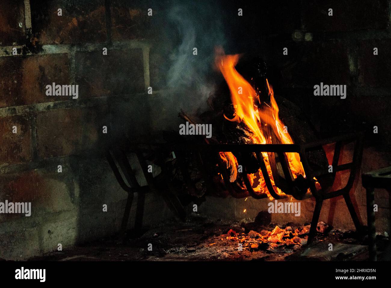 griglia fuoco ravvicinato. fuoco fiamme Foto Stock