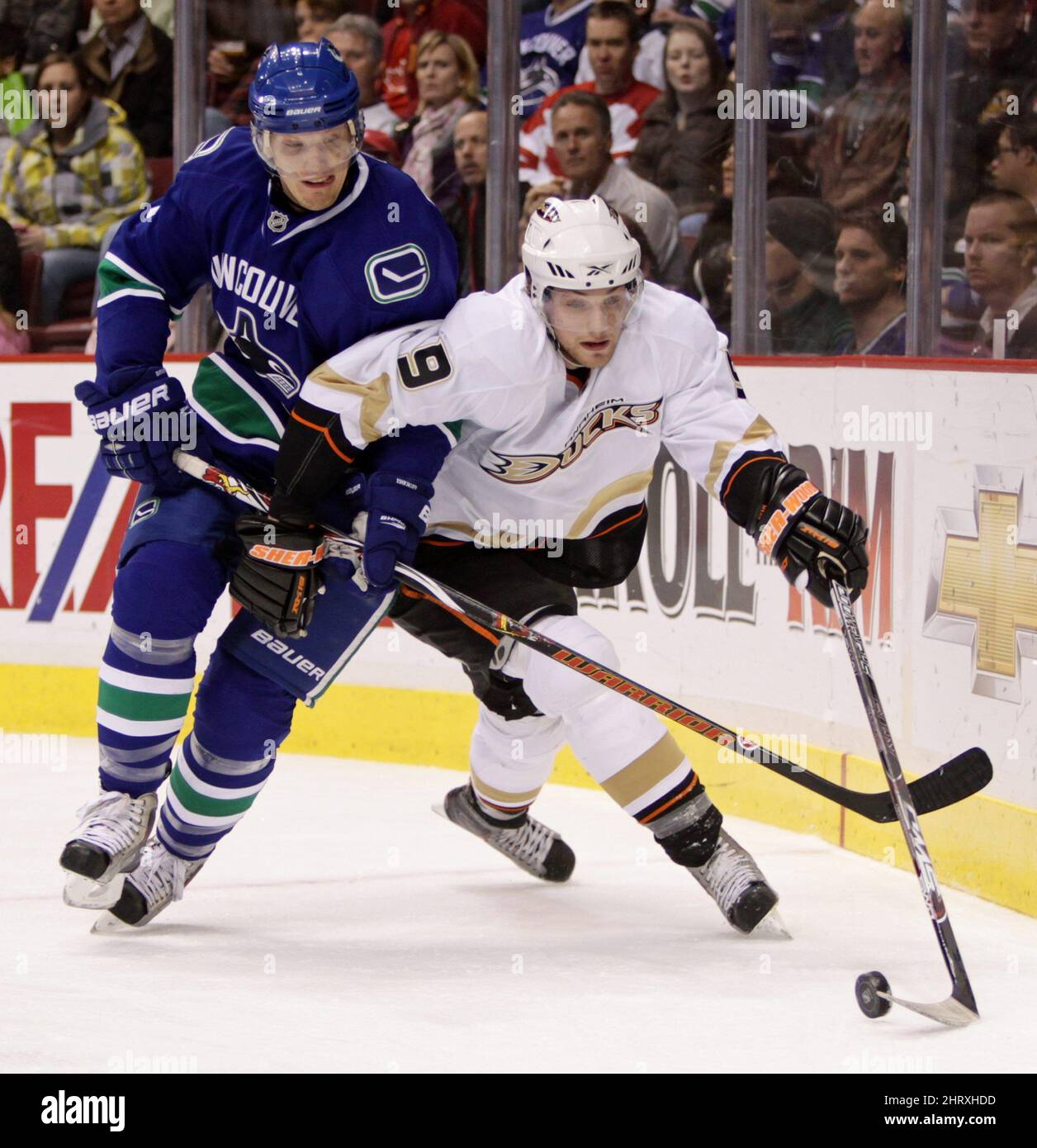Il Christian Ehrhoff di Vancouver Canucks, a sinistra della Germania, controlla il Bobby Ryan di Anaheim Ducks durante il primo periodo di azione NHL a Vancouver, B.C., mercoledì 24 marzo 2010. LA STAMPA CANADESE/Darryl Dyck Foto Stock