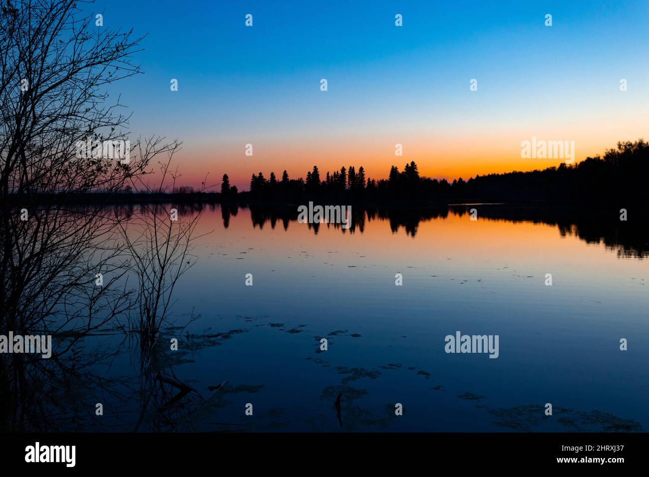 La riflessione del tramonto sul lago Foto Stock
