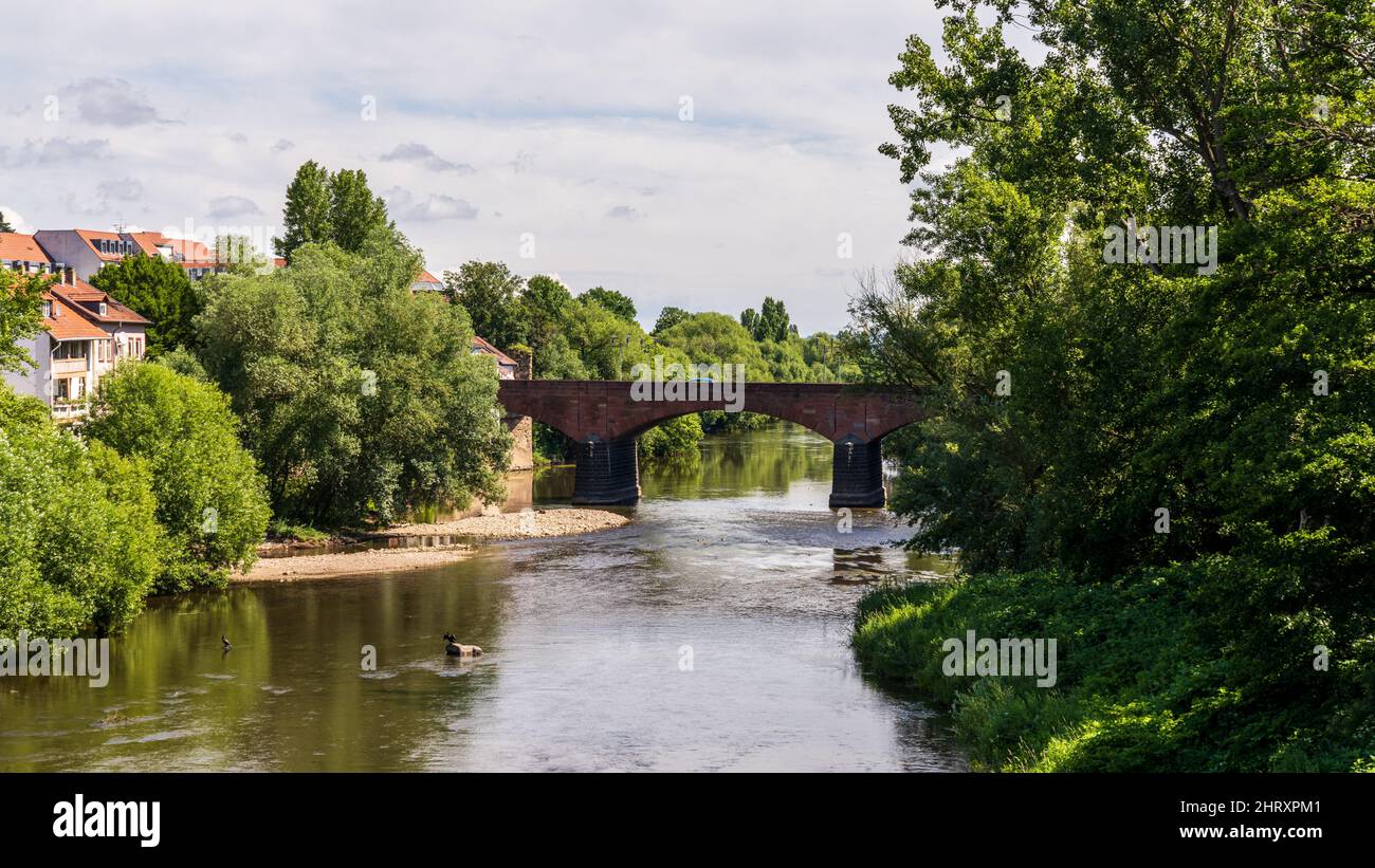 Bad Kreuznach, Renania-Palatina, Germania - 29 giugno 2021: Vista sul ponte sul fiume Nahe e la città Foto Stock