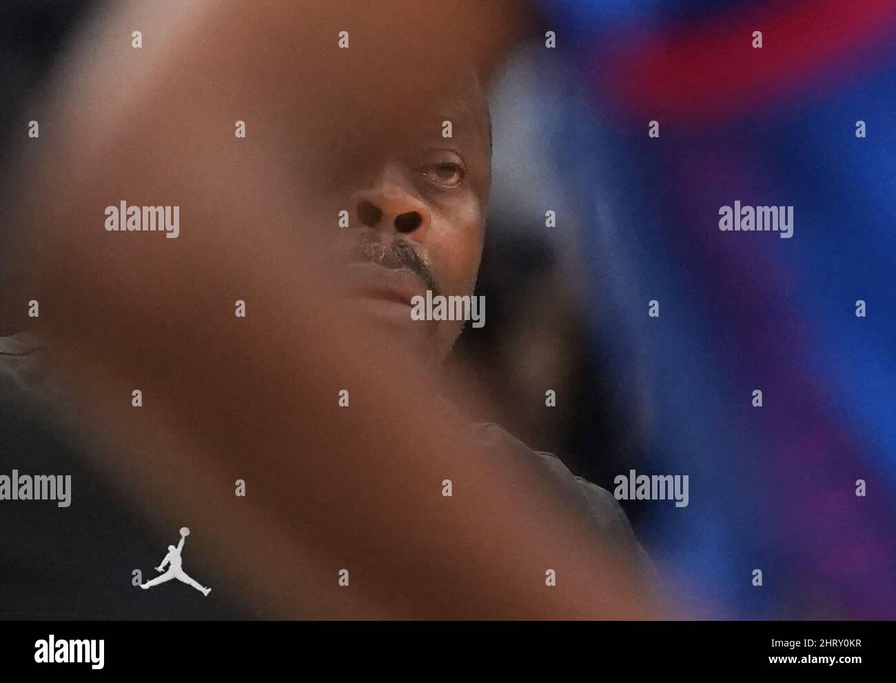 Un allenatore di basket guarda l'azione in campo Foto Stock