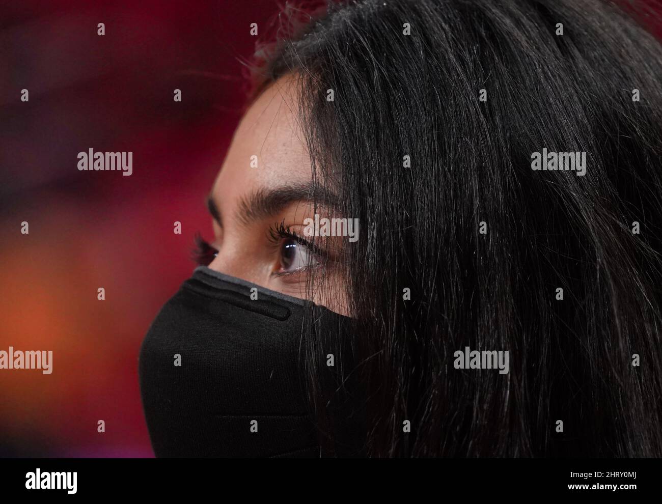 Occhi belli dietro una maschera nera Foto Stock
