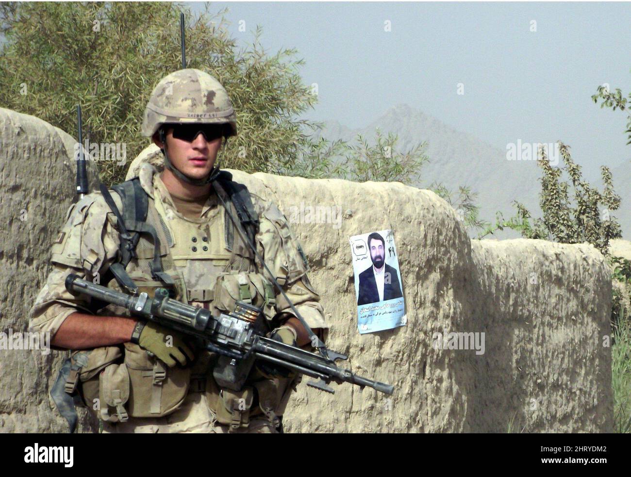 Un membro della Bravo Company, 6 Platoon, passa un manifesto della campagna elettorale solitario pubblicato su un muro al di fuori di un avamposto canadese a Nakhonay, Afghanistan, 8 settembre 2010. Gli afghani vanno alle urne sabato per votare per la Wolesi Jirga, la loro casa bassa del parlamento.LA STAMPA CANADESE/Dene Moore Foto Stock