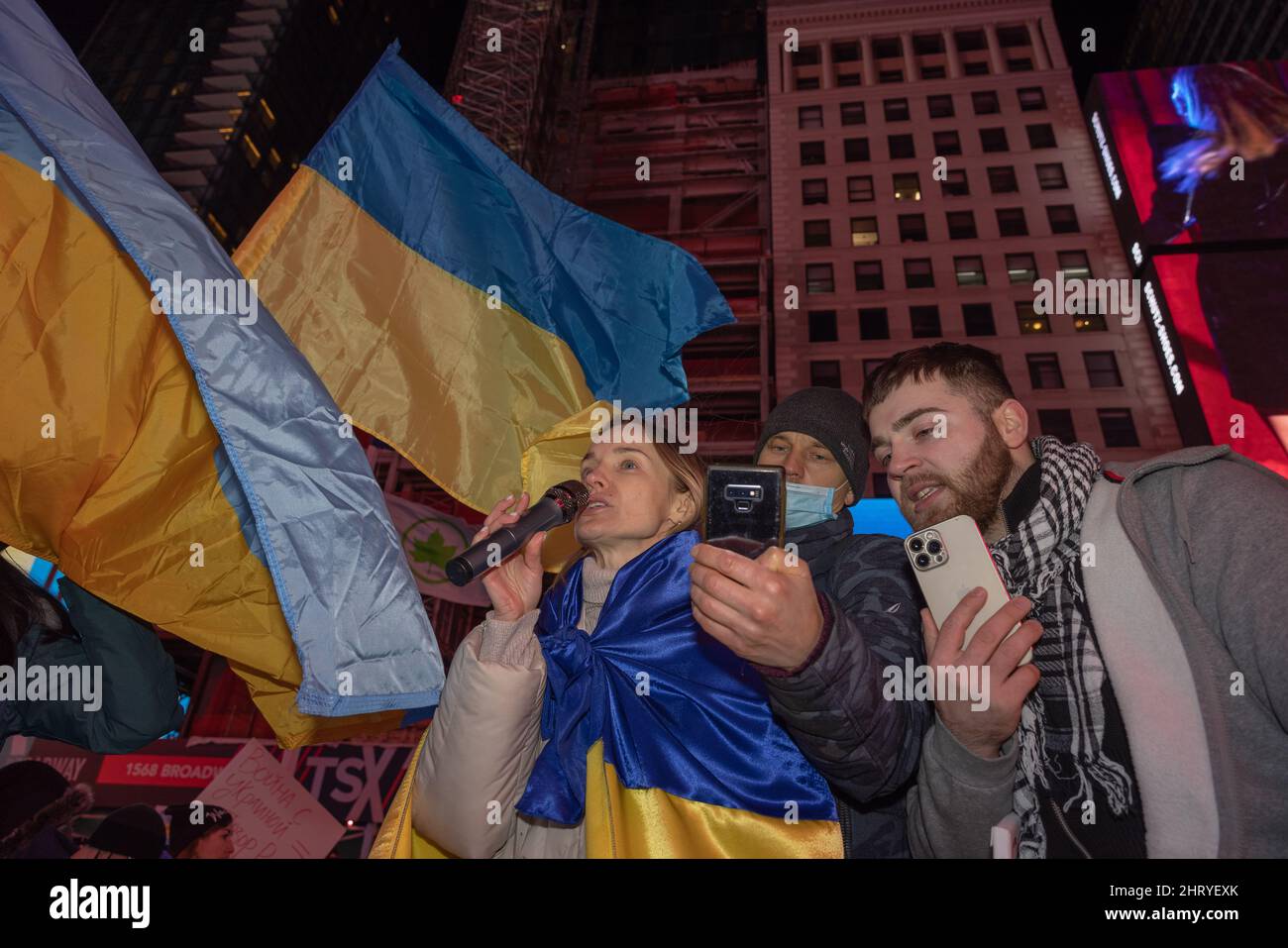 NEW YORK, N.Y. – 25 febbraio 2022: I manifestanti si radunano a Times Square per protestare contro l’invasione dell’Ucraina da parte della Russia. Foto Stock