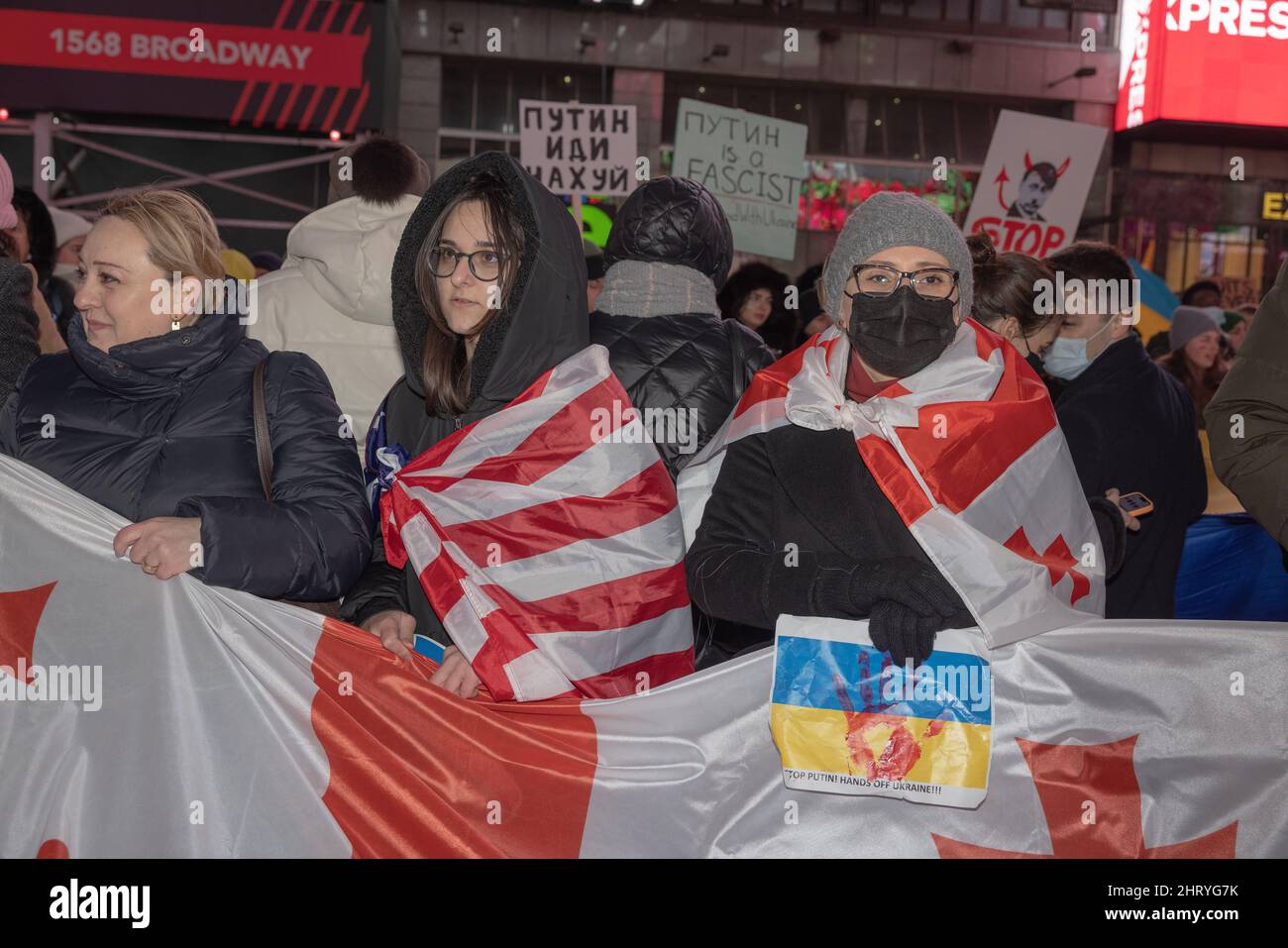 NEW YORK, N.Y. – 25 febbraio 2022: I manifestanti si radunano a Times Square per protestare contro l’invasione dell’Ucraina da parte della Russia. Foto Stock