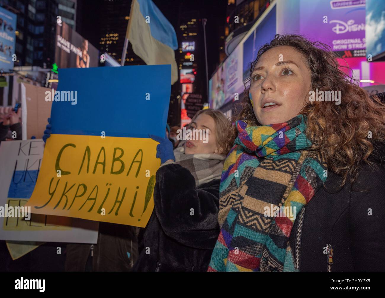 NEW YORK, N.Y. – 25 febbraio 2022: I manifestanti si radunano a Times Square per protestare contro l’invasione dell’Ucraina da parte della Russia. Foto Stock