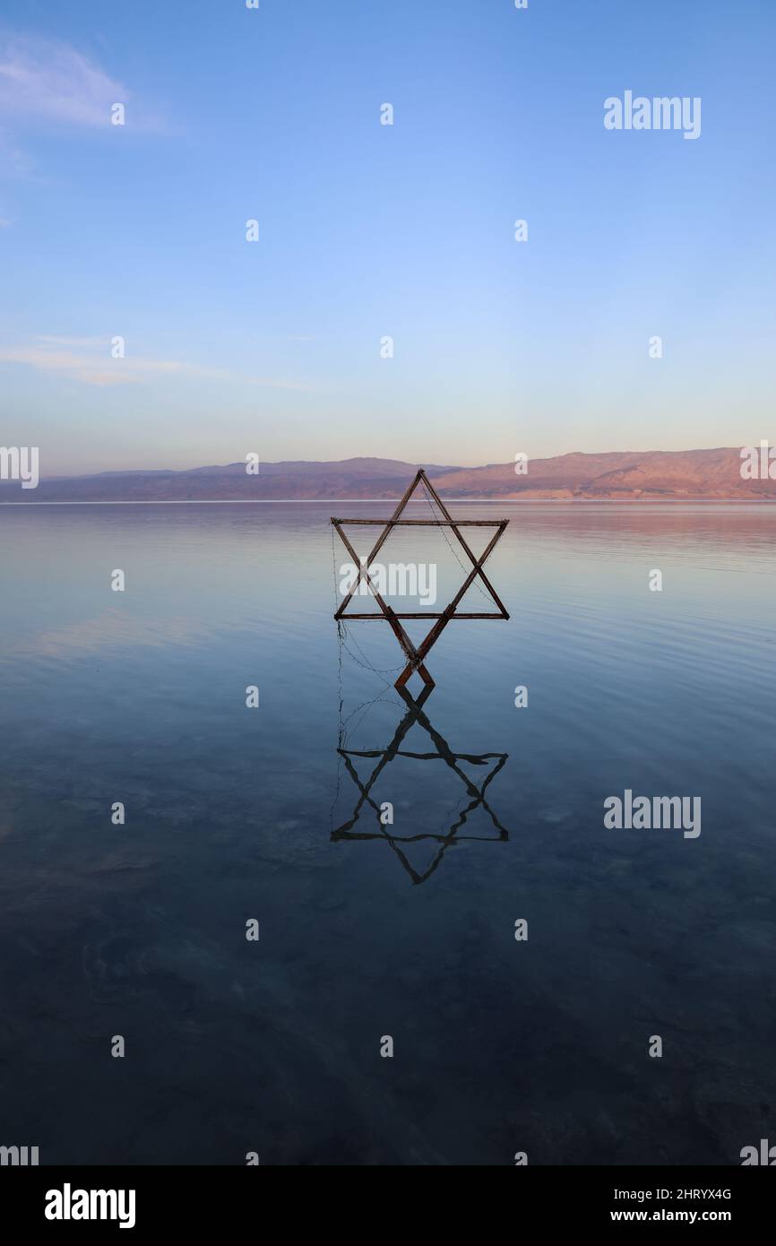 La Stella di Davide conosciuta in ebraico come lo Scudo di Davide o Magen David, presa sul mare morto Foto Stock