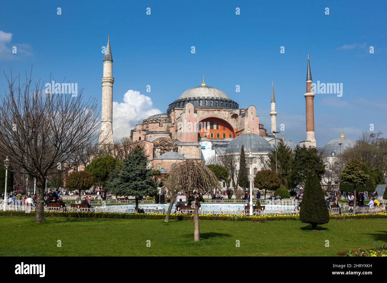 Il magnifico Aya Sofya (Hagia Sophia) nel distretto di Sultanahmet di Istanbul in Turchia in primavera mattina. Foto Stock