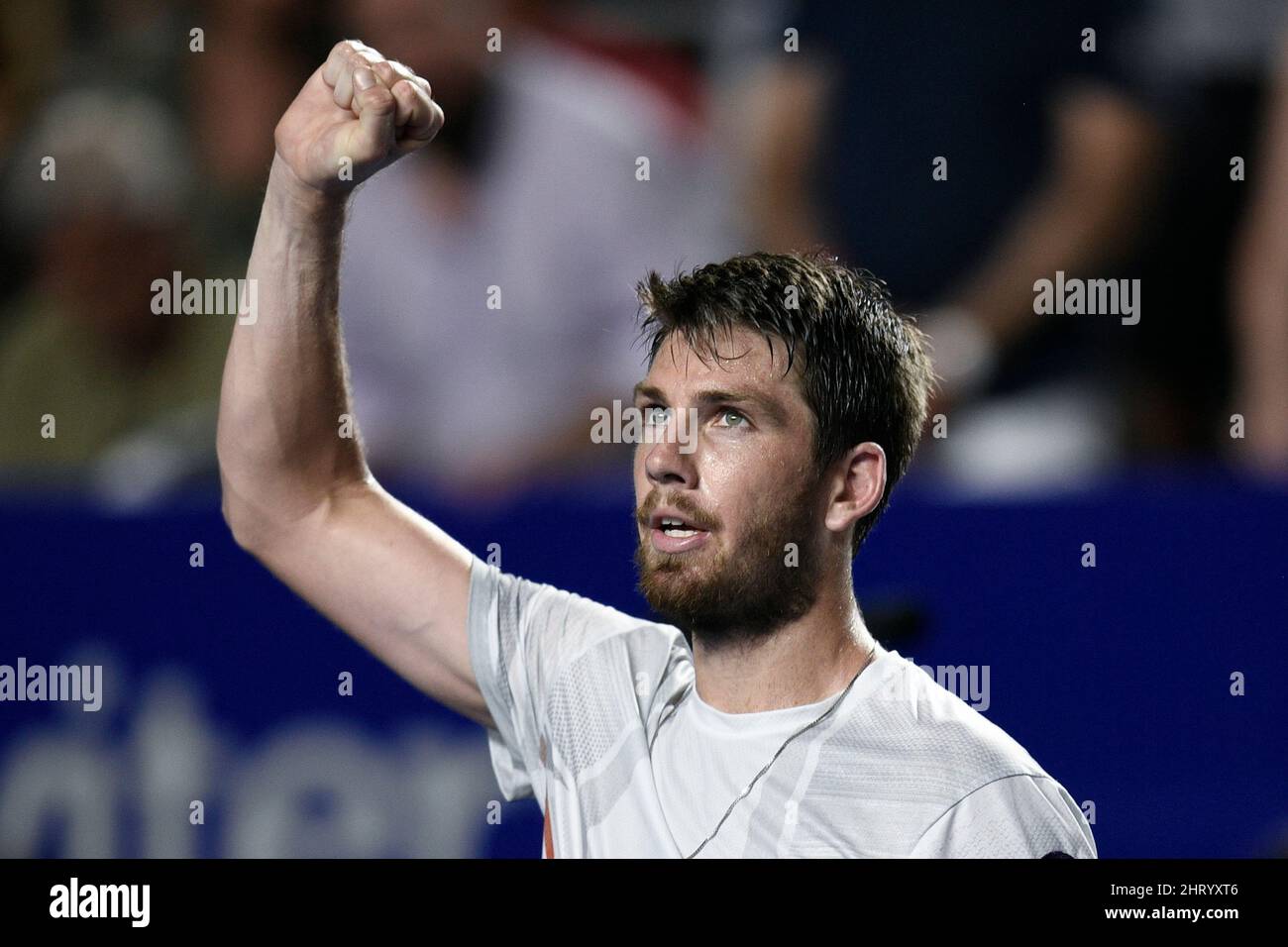 Acapulco, Messico. 25th Feb 2022. Cameron Norrie di Gran Bretagna festeggia dopo aver vinto la semifinale singola maschile contro Stefanos Tsitsipas di Grecia al torneo di tennis ATP Mexican Open 2022 ad Acapulco, Messico, 25 febbraio 2022. Credit: Xin Yuewei/Xinhua/Alamy Live News Foto Stock