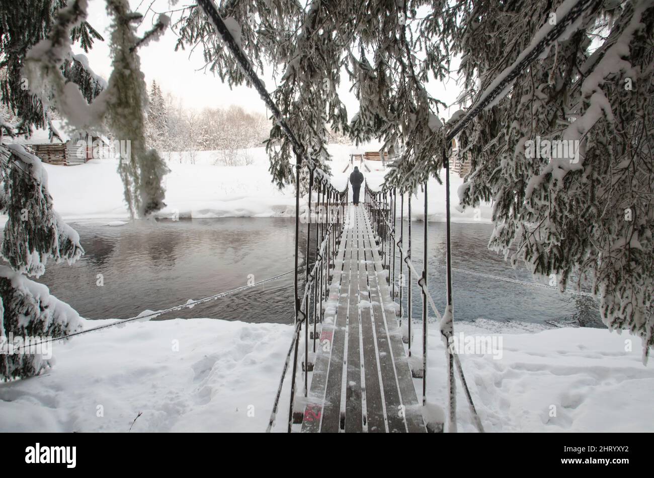 Ponte di legno su un fiume foresta. Acqua non congelata. Congelamento. Foresta paesaggio invernale Foto Stock