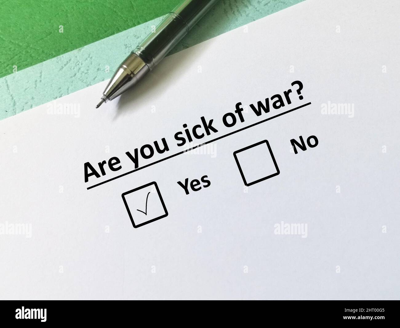 Una persona sta rispondendo alla domanda sul conflitto e la guerra. La persona pensa di essere malata di guerra. Foto Stock
