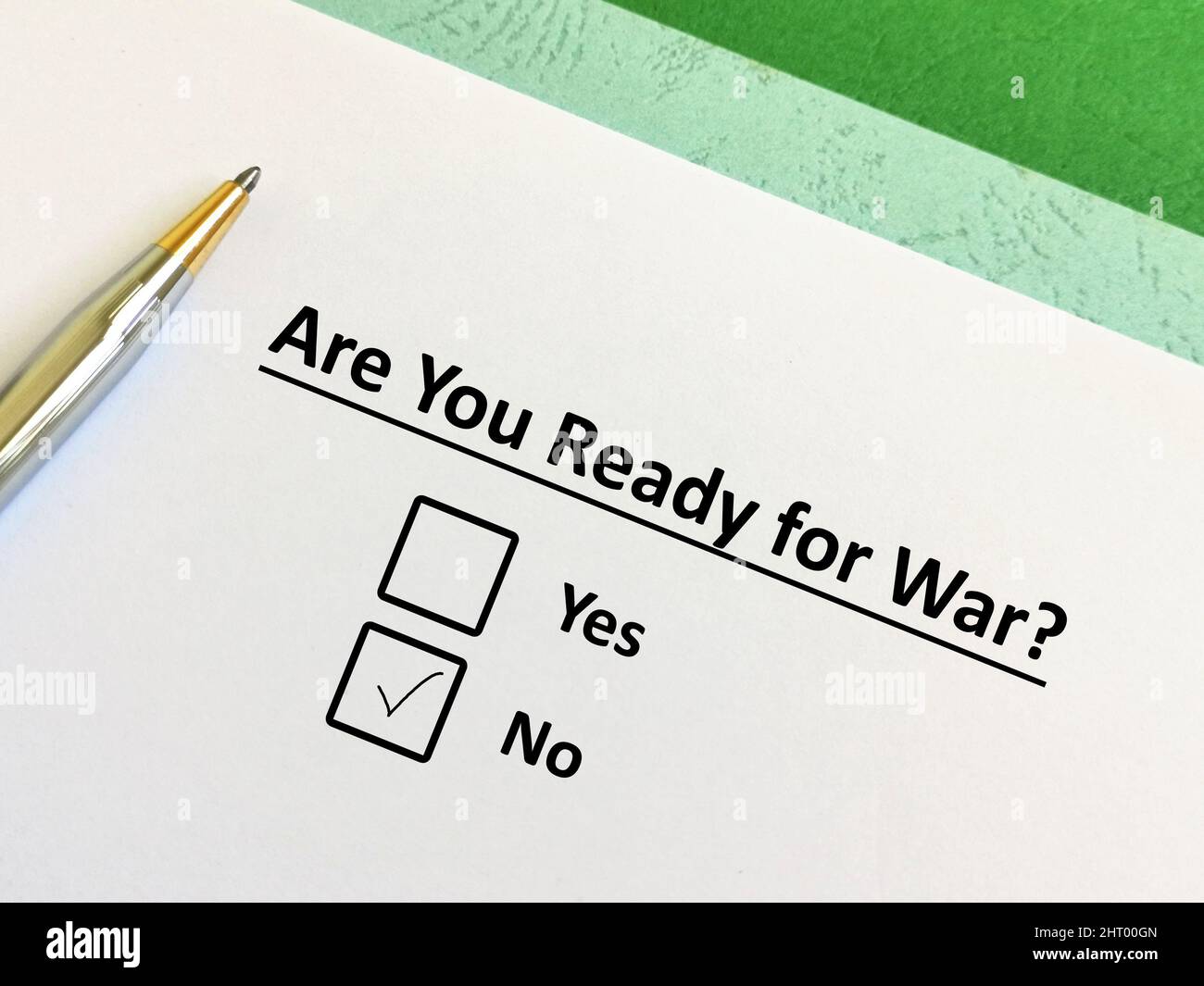 Una persona sta rispondendo alla domanda sul conflitto e la guerra. La persona pensa che non è pronto per la guerra. Foto Stock