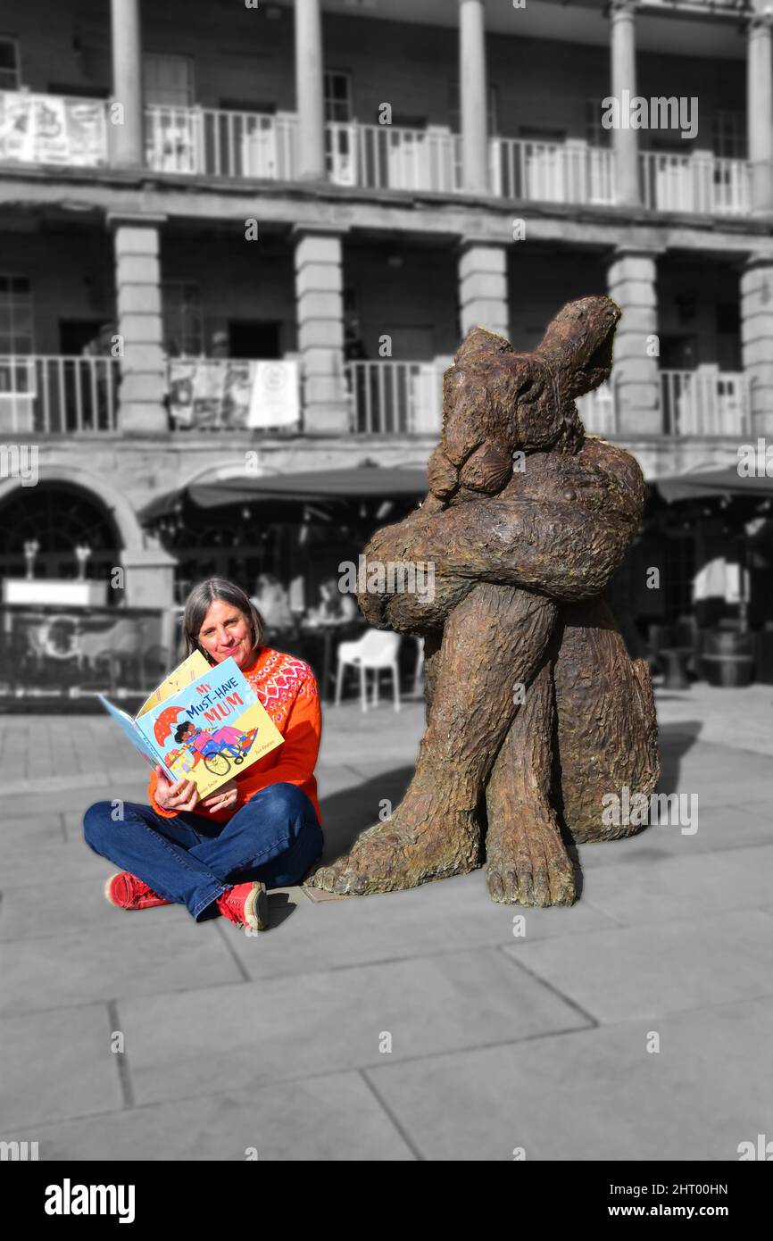 Maudie Smith con il suo libro My must-have Mum al pezzo Hall Halifax Foto Stock