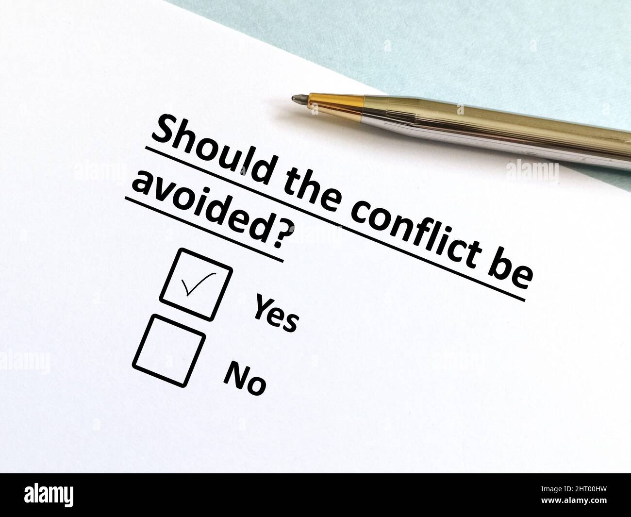 Una persona sta rispondendo alla domanda sul conflitto e la guerra. La persona pensa che il conflitto dovrebbe essere evitato. Foto Stock