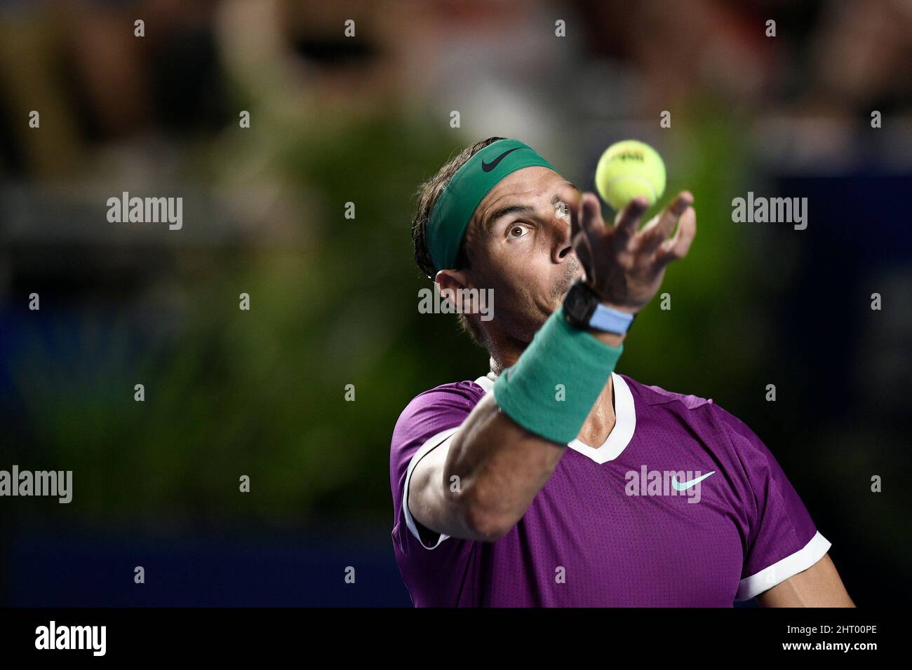 Acapulco, Messico. 25th Feb 2022. Rafael Nadal di Spagna serve durante la semifinale maschile con Daniil Medvedev di Russia al torneo di tennis ATP Mexican Open 2022 ad Acapulco, Messico, 25 febbraio 2022. Credit: Xin Yuewei/Xinhua/Alamy Live News Foto Stock