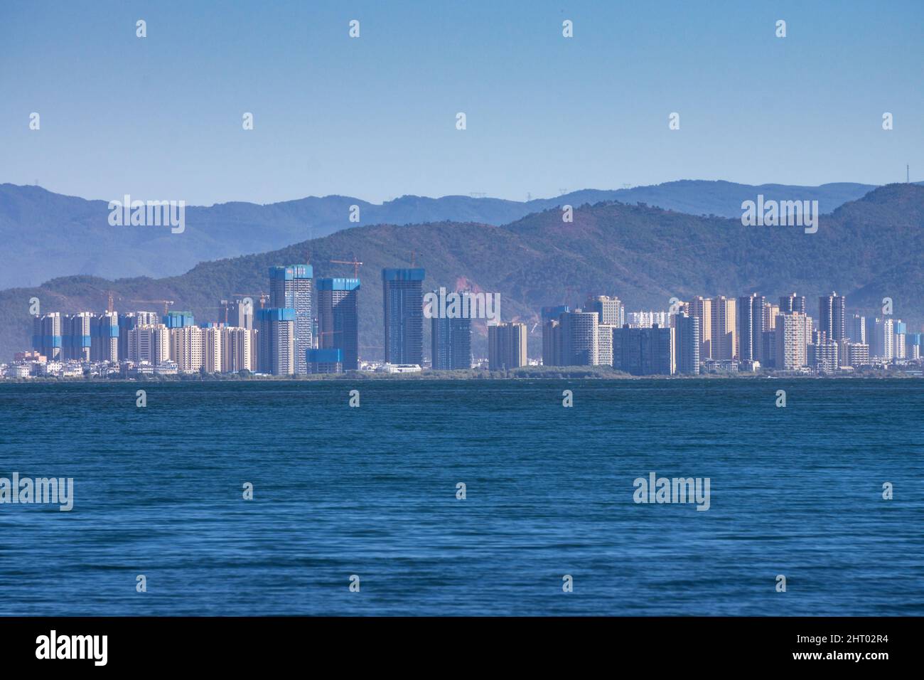 Bellissimo scatto dell'architettura urbana di Dali, Cina, sulla costa del lago di Erhai Foto Stock