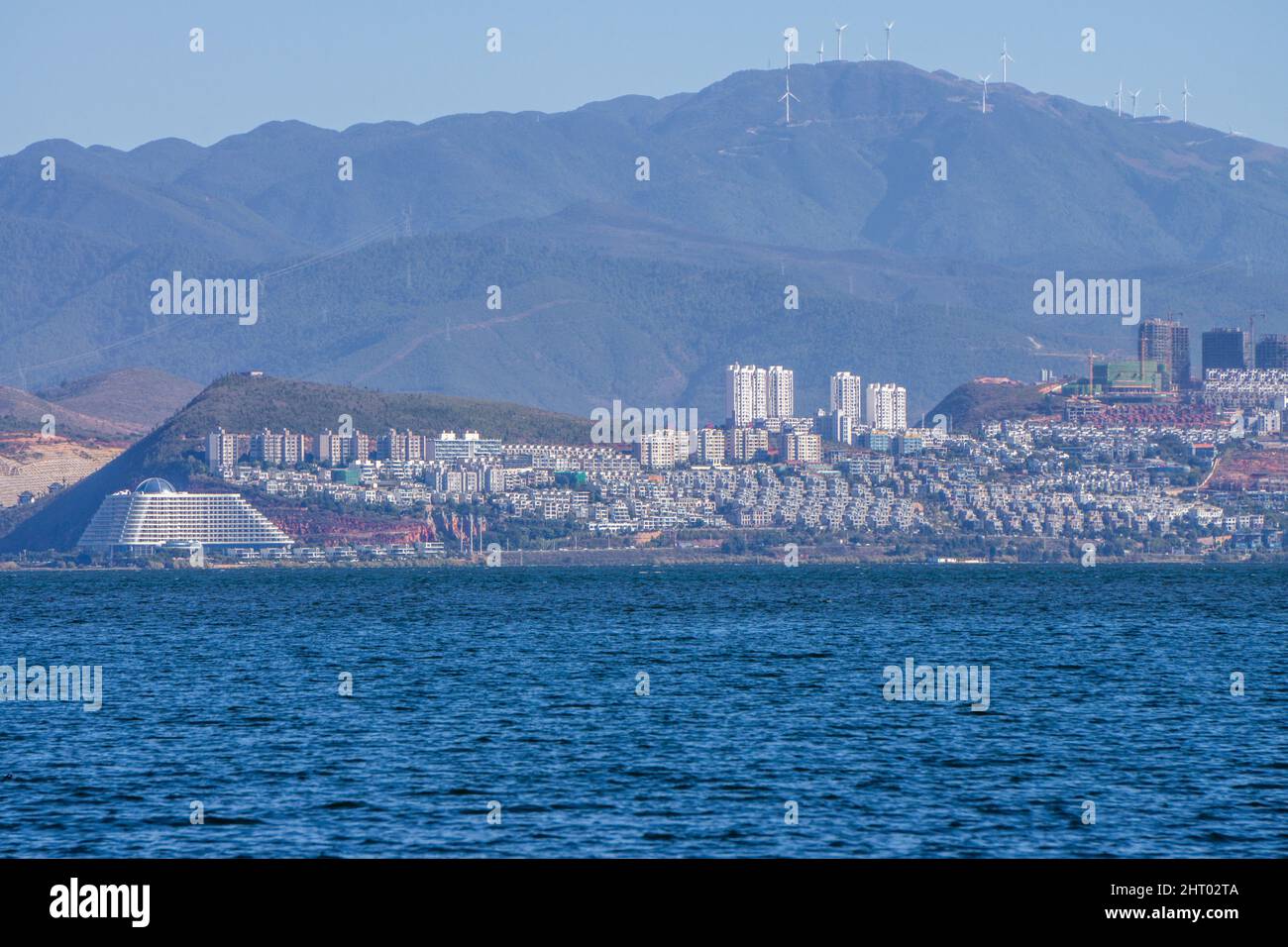 Bellissimo scatto dell'architettura urbana di Dali, Cina, sulla costa del lago di Erhai Foto Stock