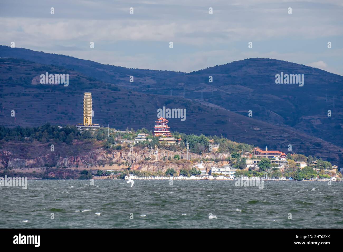 Bellissimo scatto dell'architettura urbana di Dali, Cina, sulla costa del lago di Erhai Foto Stock