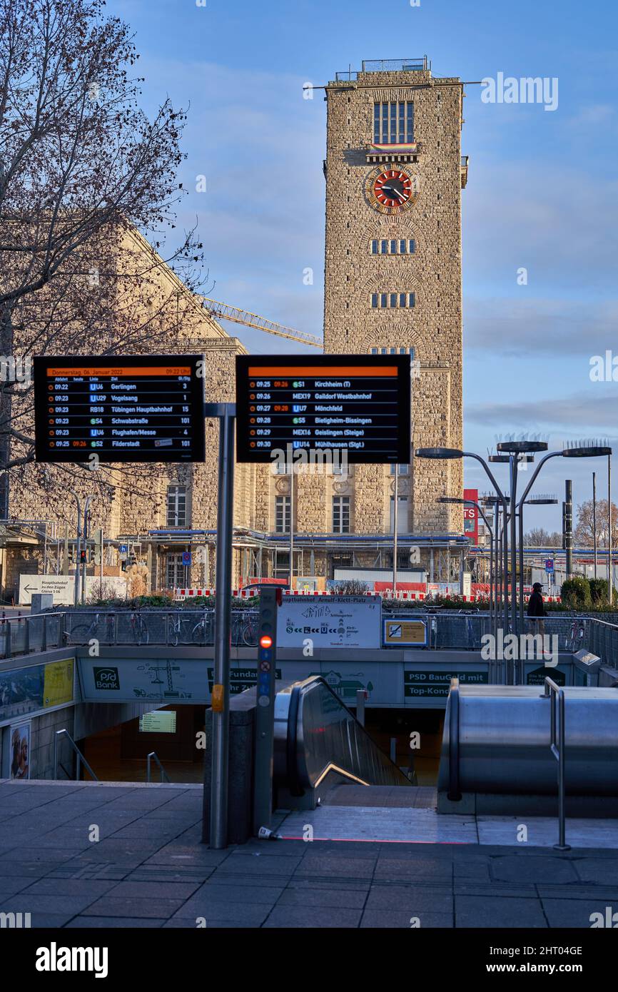 Stoccarda, Germania - 06 gennaio 2022: Edificio della stazione principale di Stoccarda. Edificio dall'esterno con orologio sulla torre. 2 monitor con orario Foto Stock
