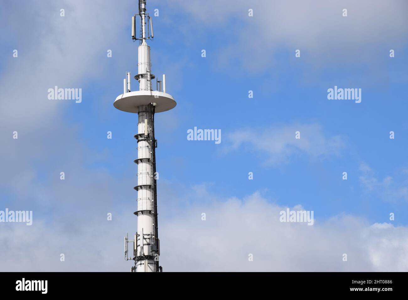 Torre di trasmissione delle telecomunicazioni Foto Stock