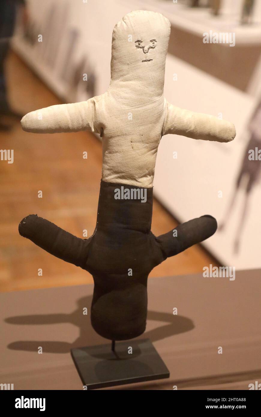 New York, New York, Stati Uniti. 25th Feb 2022. Una veduta di una bambola di TPSEY-TURVY, circa 1920-1930 in mostra alla nuova mostra della New York Historical Society di ''˜Black Dolls' che esplora razza, genere e storia attraverso la fabbricazione delle bambole. La bambola è bianca quando viene vista in un modo, e poi nera quando la si gira intorno. (Credit Image: © Nancy Kaszerman/ZUMA Press Wire) Foto Stock