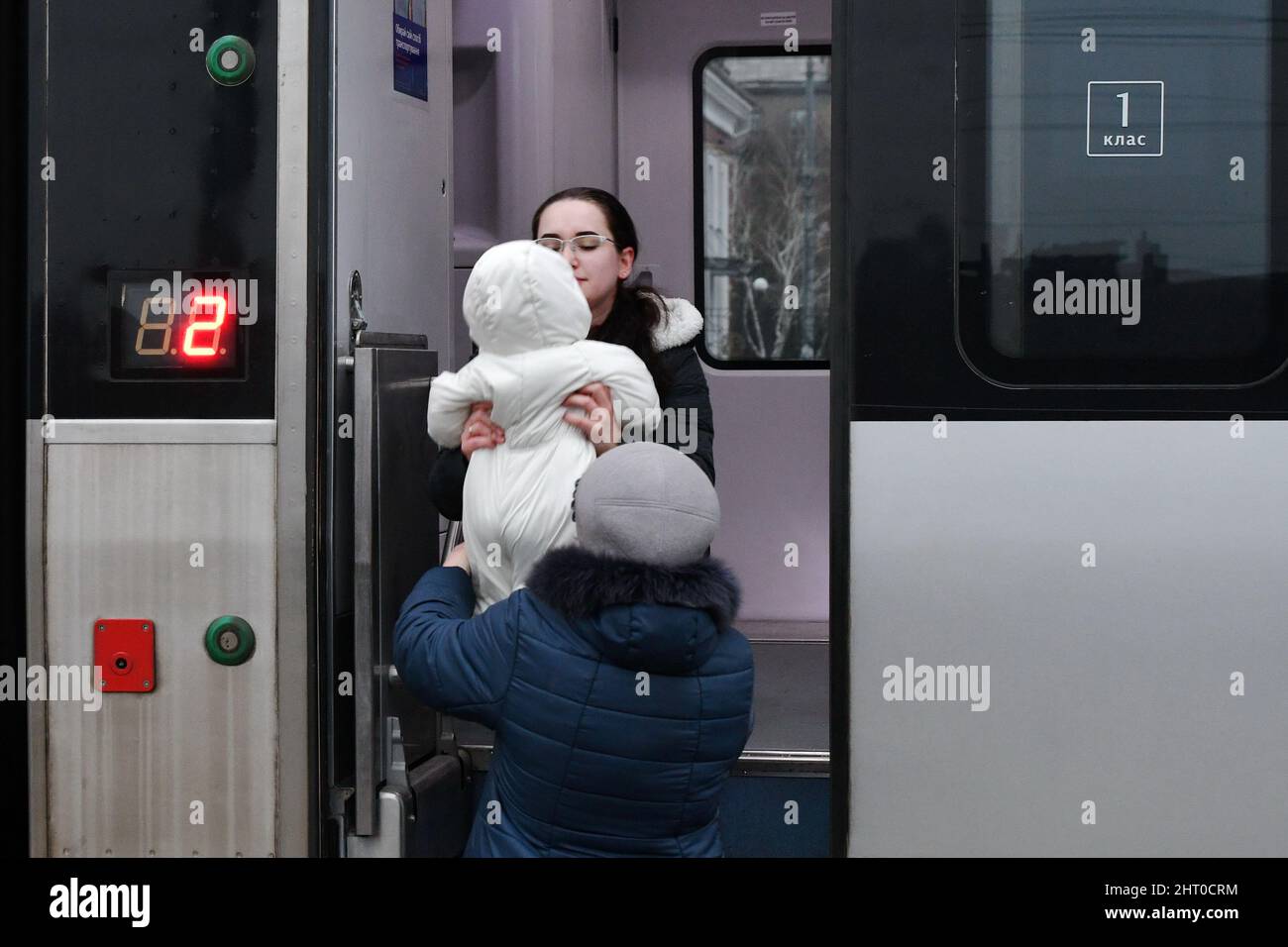 Una nonna consegna il bambino a sua figlia tp arrivare al carro nel treno per l'evacuazione da Kramatorsk. Il presidente russo Vladimir Putin ha ordinato l'intervento militare il 24 febbraio, giorni dopo aver riconosciuto due enclavi separatisti nell'Ucraina orientale. Egli sosteneva che Mosca non aveva alcun piano per occupare il paese vicino, ma voleva “smilitarizzare” e “denazificare” l’Ucraina. Il presidente ucraino Volodymyr Zelenskyy ha accusato la Russia di cercare di installare un governo di burattini e ha detto che gli ucraini difenderanno il loro paese contro l'aggressione russa. Foto Stock