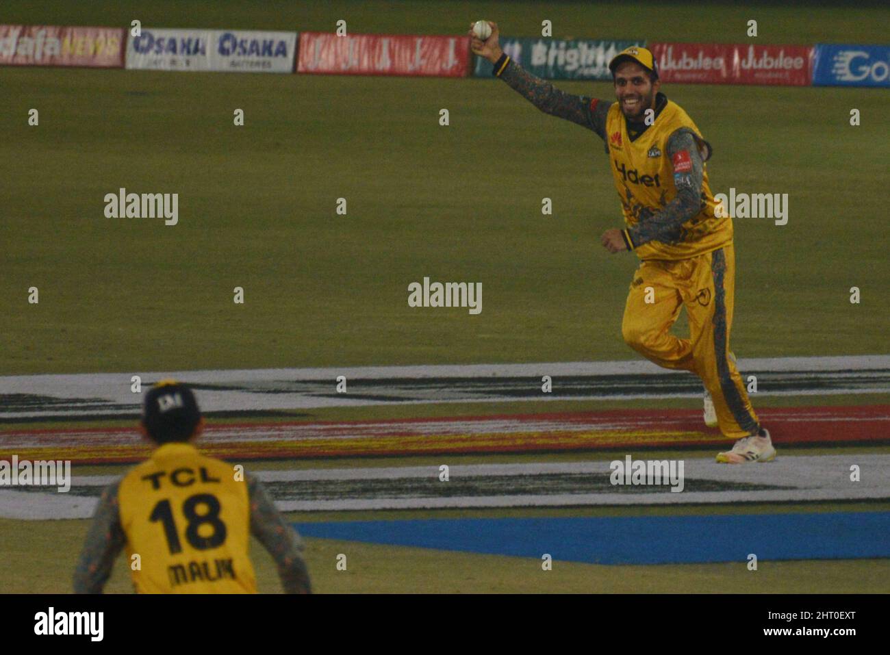 Lahore, Punjab, Pakistan. 21st Feb 2022. Una vista del Pakistan Super League Seven (PSL 7) Twenty20 partita di cricket tra Lahore Qalandars e Peshawar Zalmi al Gheddafi Cricket Stadium di Lahore. Peshawar Zalmi vince la partita in super over. (Credit Image: © Rana Sajid Hussain/Pacific Press via ZUMA Press Wire) Foto Stock