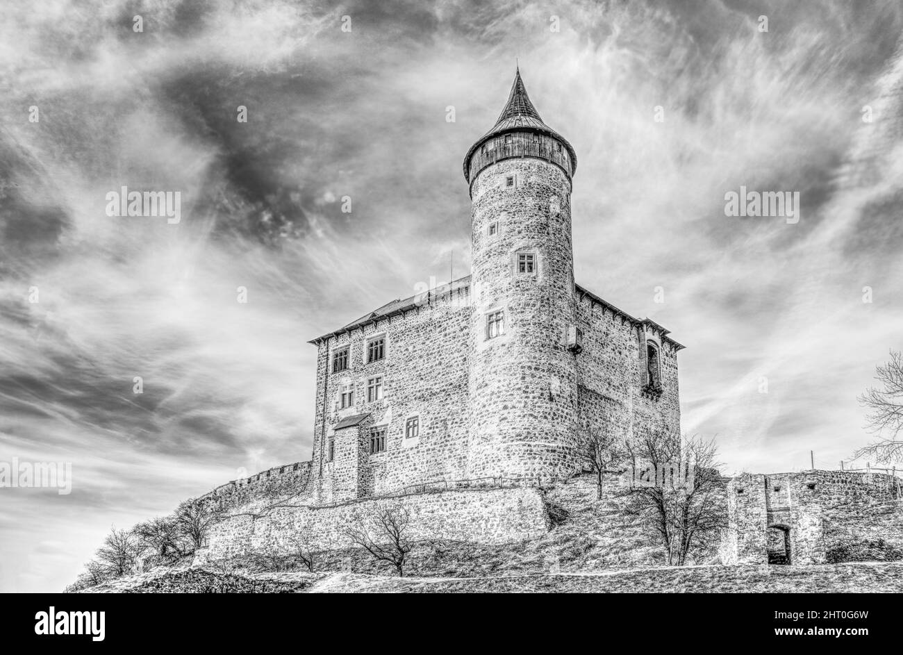 Castello medievale in Europa nella Repubblica Ceca “Kuneticka hora” in pianura “Pardubice” in bianco e nero Foto Stock