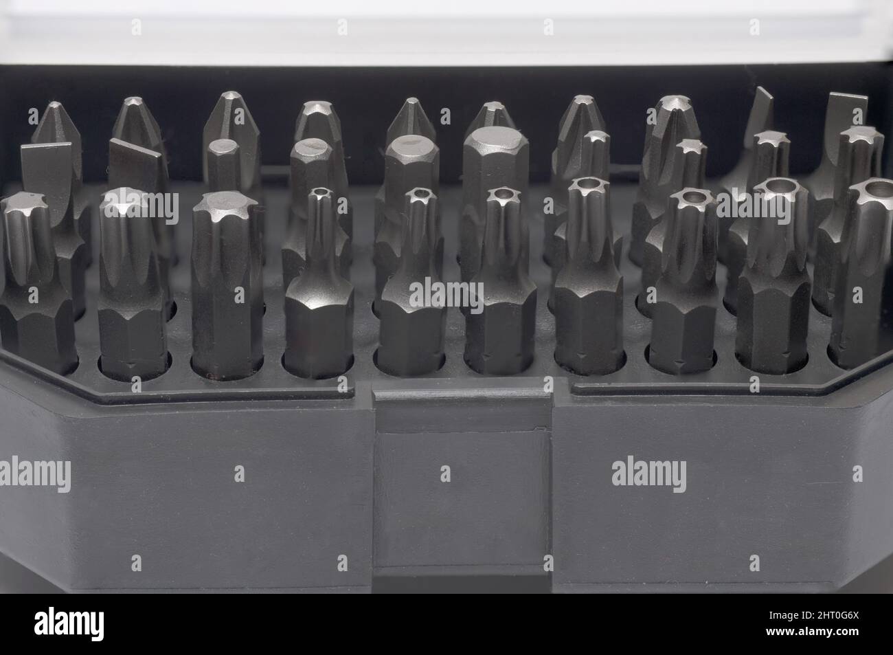 Primo piano del contenitore per valigetta portautensili professionale con punte e accessori per cacciaviti cordless presentati in modo ordinato Foto Stock