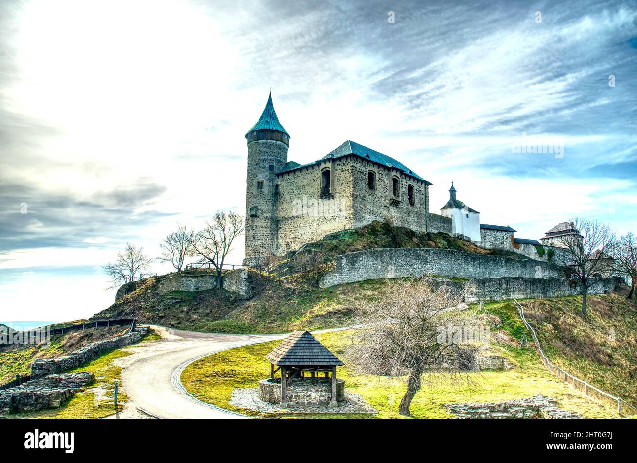 Castello medievale in Europa nella Repubblica Ceca “Kuneticka hora” nella pianura “Pardubice” in HDR Foto Stock