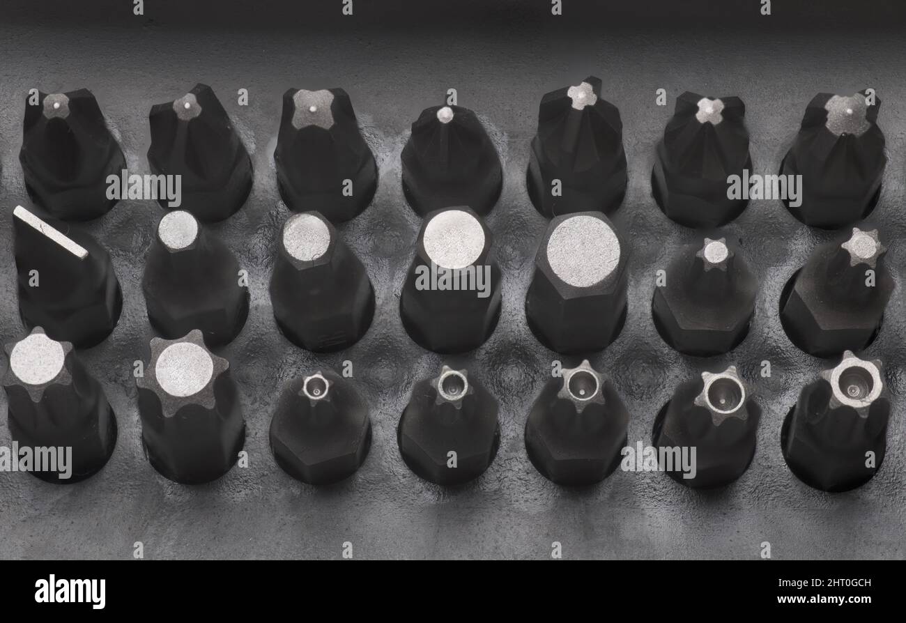 Vista dall'alto ravvicinata di punte e accessori professionali ordinati per cacciaviti cordless in valigetta portautensili Foto Stock