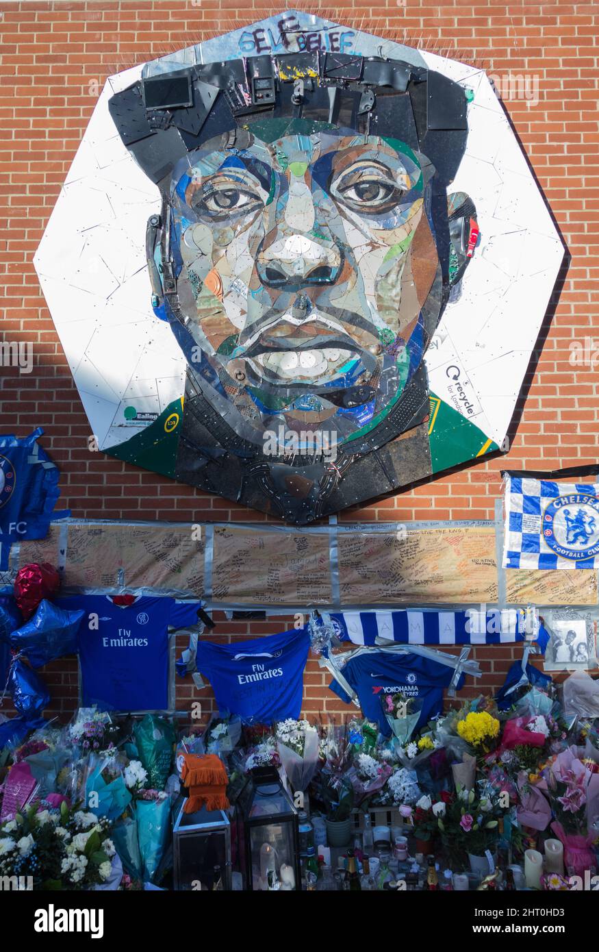 Fiori e tributi sotto il mosaico di Street art Jamal Edwards ad Acton, Londra, Inghilterra, Regno Unito. Foto Stock