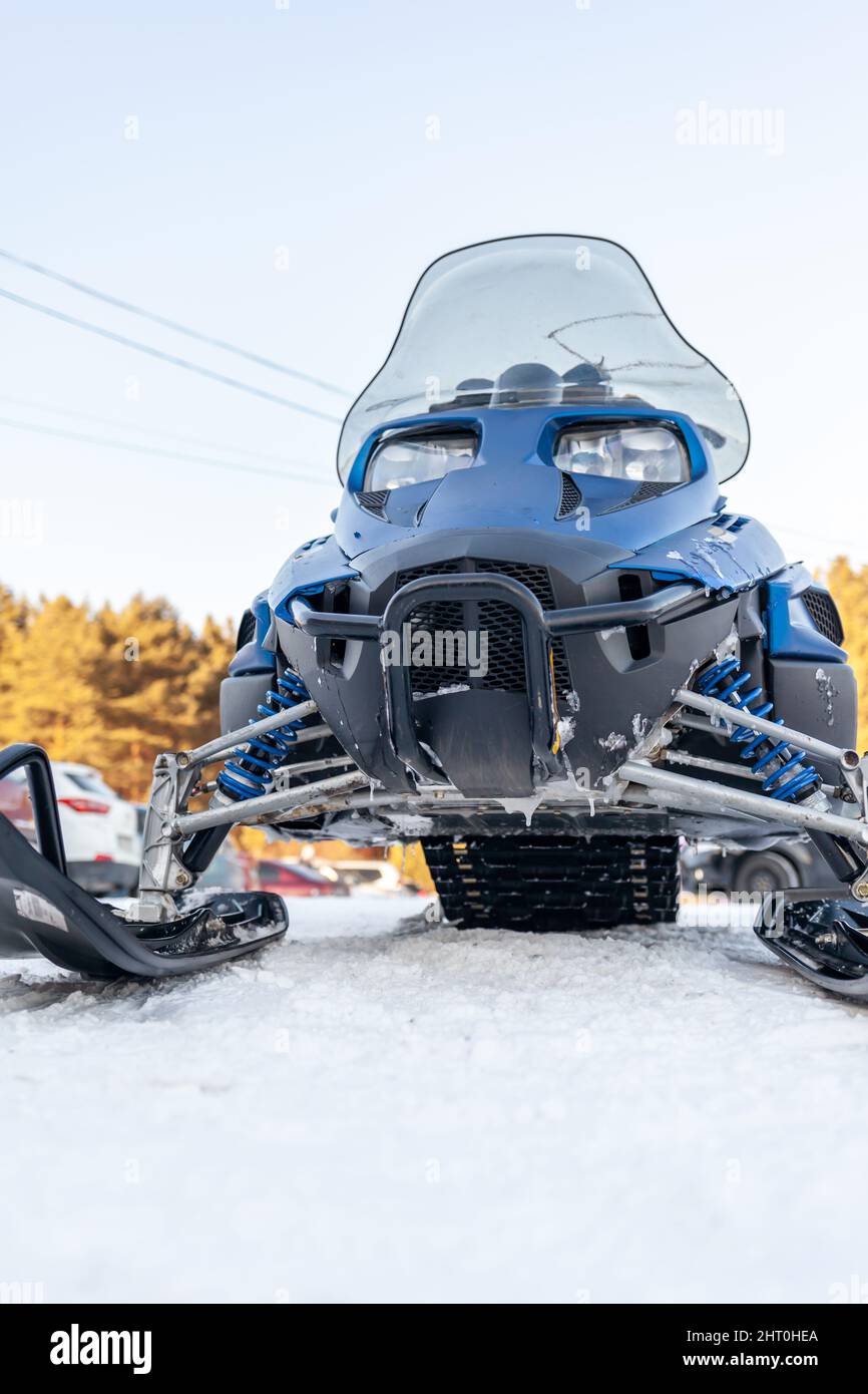 Motoslitta in condizioni invernali. Escursioni in motoslitta in inverno a nord. Sport invernali all'aperto estremo. Foto Stock
