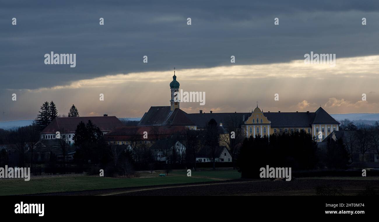 26 febbraio 2022, Baviera, Mödingen: Il cielo sovrastato si rompe dietro il monastero di Maria Medingen. Il tempo è instabile, ma dovrebbe diventare più solario nei prossimi giorni. Foto: Stefan Puchner/dpa Foto Stock