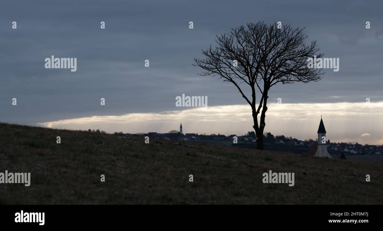 26 febbraio 2022, Baviera, Mödingen: Il cielo sovrastato si sta radendo. Il tempo è instabile, ma dovrebbe diventare più soleggiato nei prossimi giorni. Foto: Stefan Puchner/dpa Foto Stock