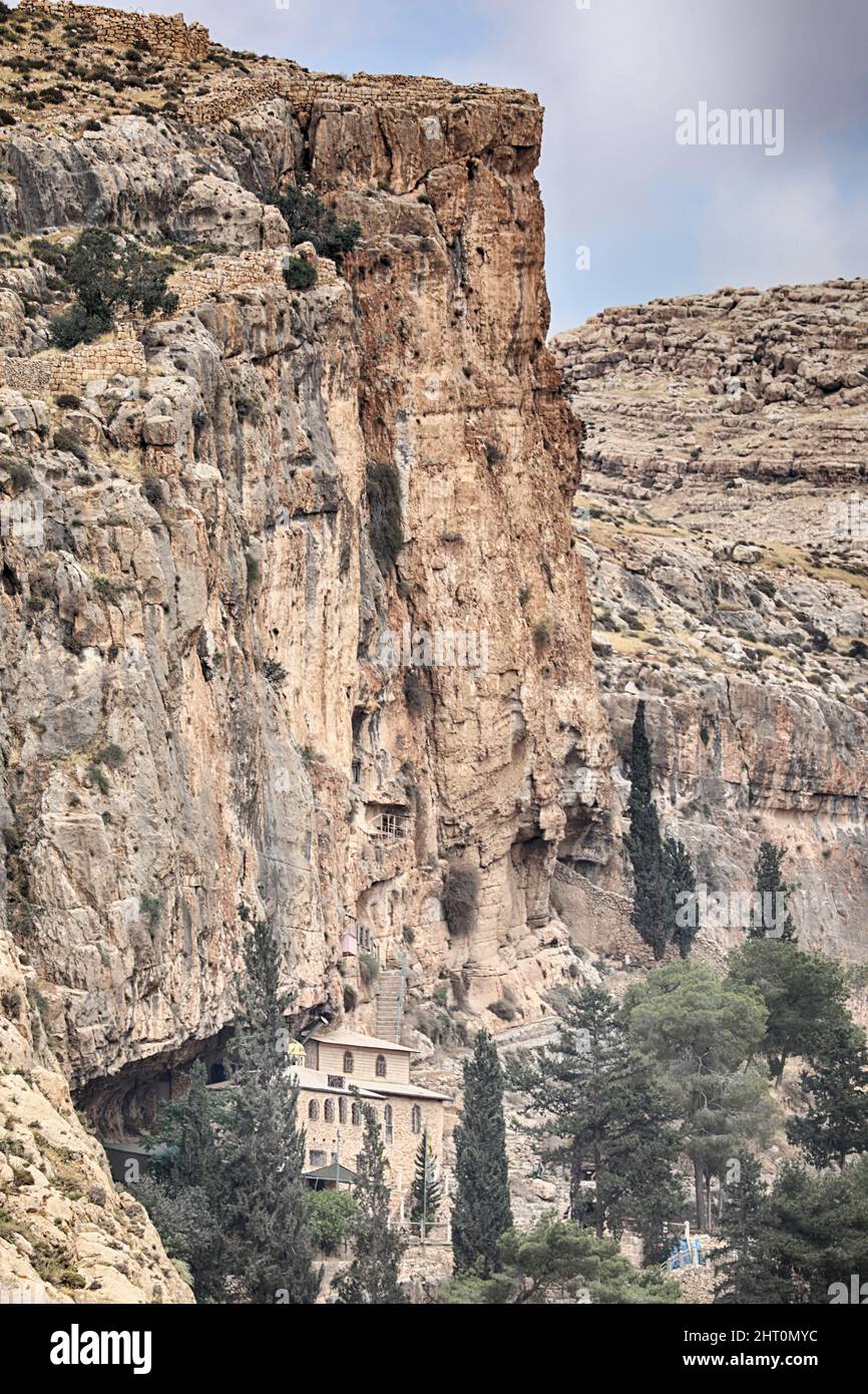 Wadi Qelt nel deserto della Giudea vicino a Gerico, Israele. Natura, pietra, roccia, canyon e oasi. Luoghi invisibili, sconosciuti, inesplorati, destinazioni di viaggio nascoste Foto Stock