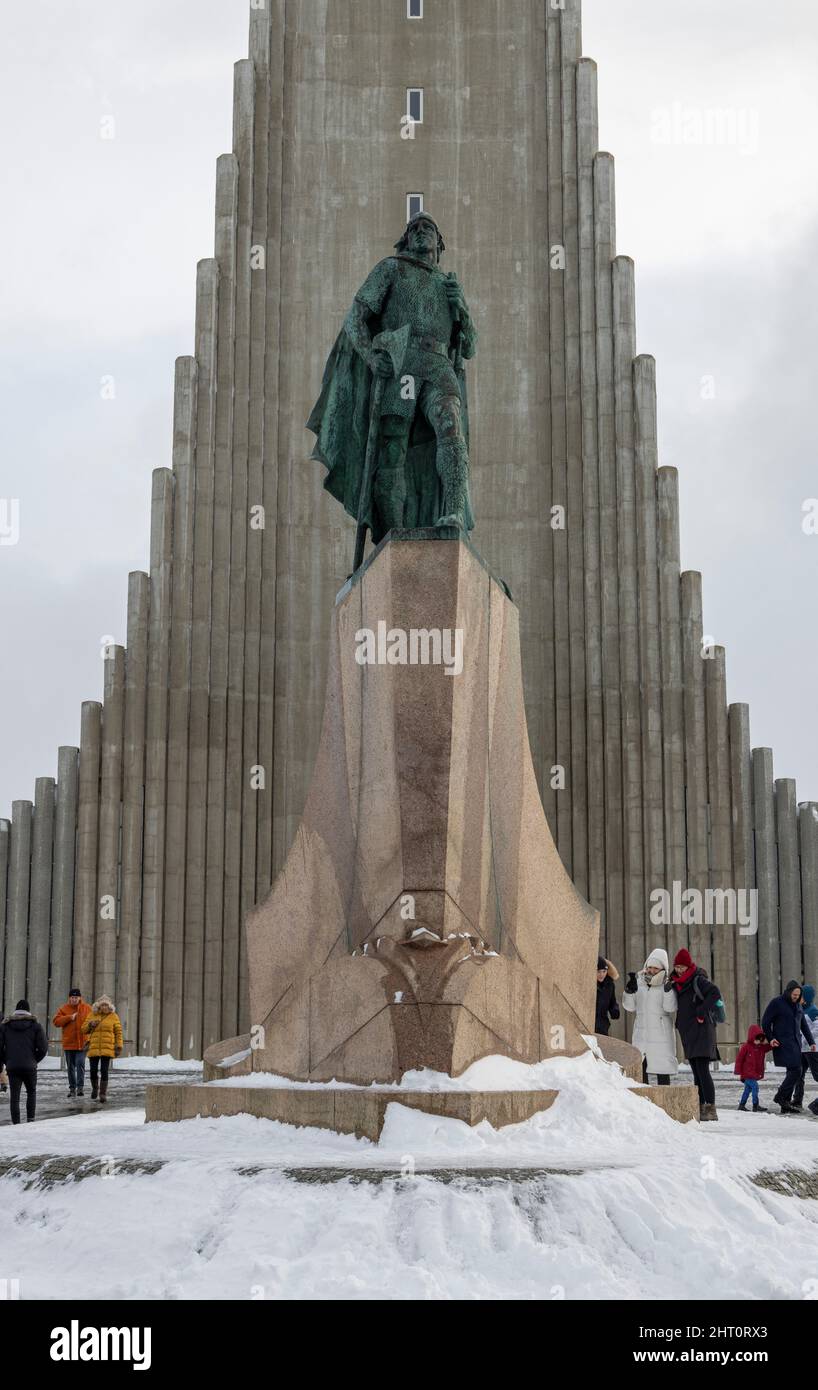 Statua dell'esploratore Leif Erikson (c.970 – c.1020) di Alexander Stirling Calder di fronte alla chiesa di Hallgrimskirkja, Reykjavik, Islanda Foto Stock