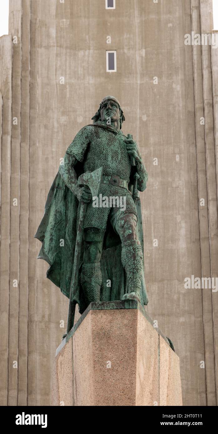 Statua dell'esploratore Leif Erikson (c.970 – c.1020) di Alexander Stirling Calder di fronte alla chiesa di Hallgrimskirkja, Reykjavik, Islanda Foto Stock