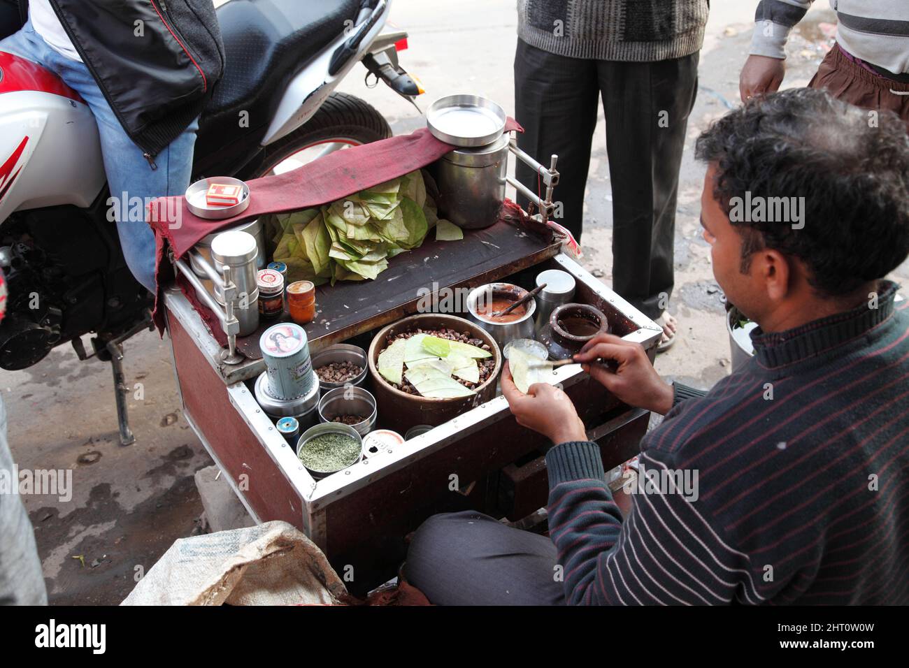 Venditore di cibo di strada nel mercato di Old Delhi, Delhi, India Foto Stock