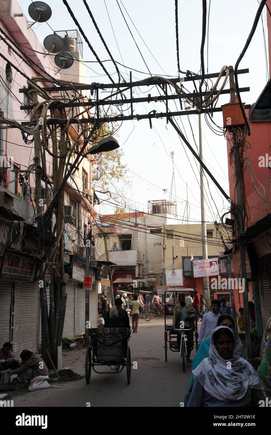 Linee elettriche nelle strade di Old Delhi, Delhi, India Foto Stock