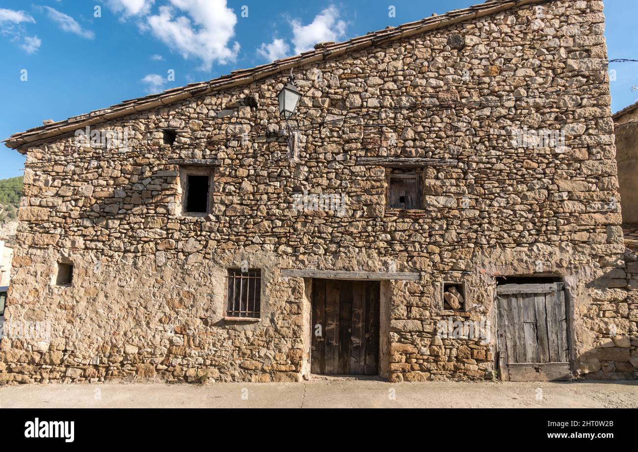 Vecchia facciata con casa in pietra, vecchio fienile in un villaggio in spagna Foto Stock