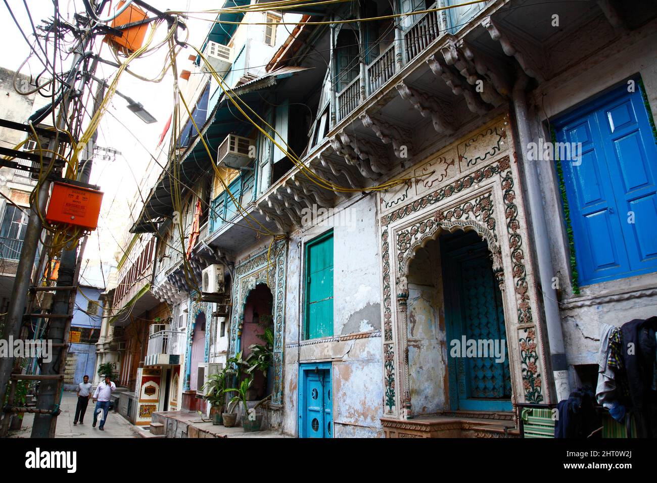 Una volta ornate entrate alle vecchie case a Old Delhi, Delhi, India. Foto Stock