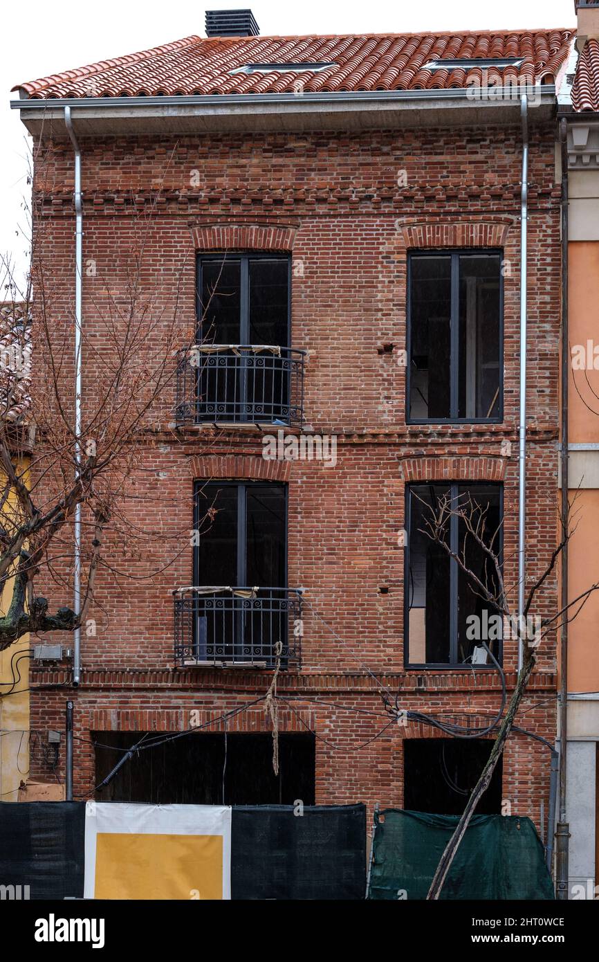 riabilitazione di vecchi edifici, in fase di ristrutturazione e ristrutturazione, dimore familiari in appartamenti della città europea Foto Stock