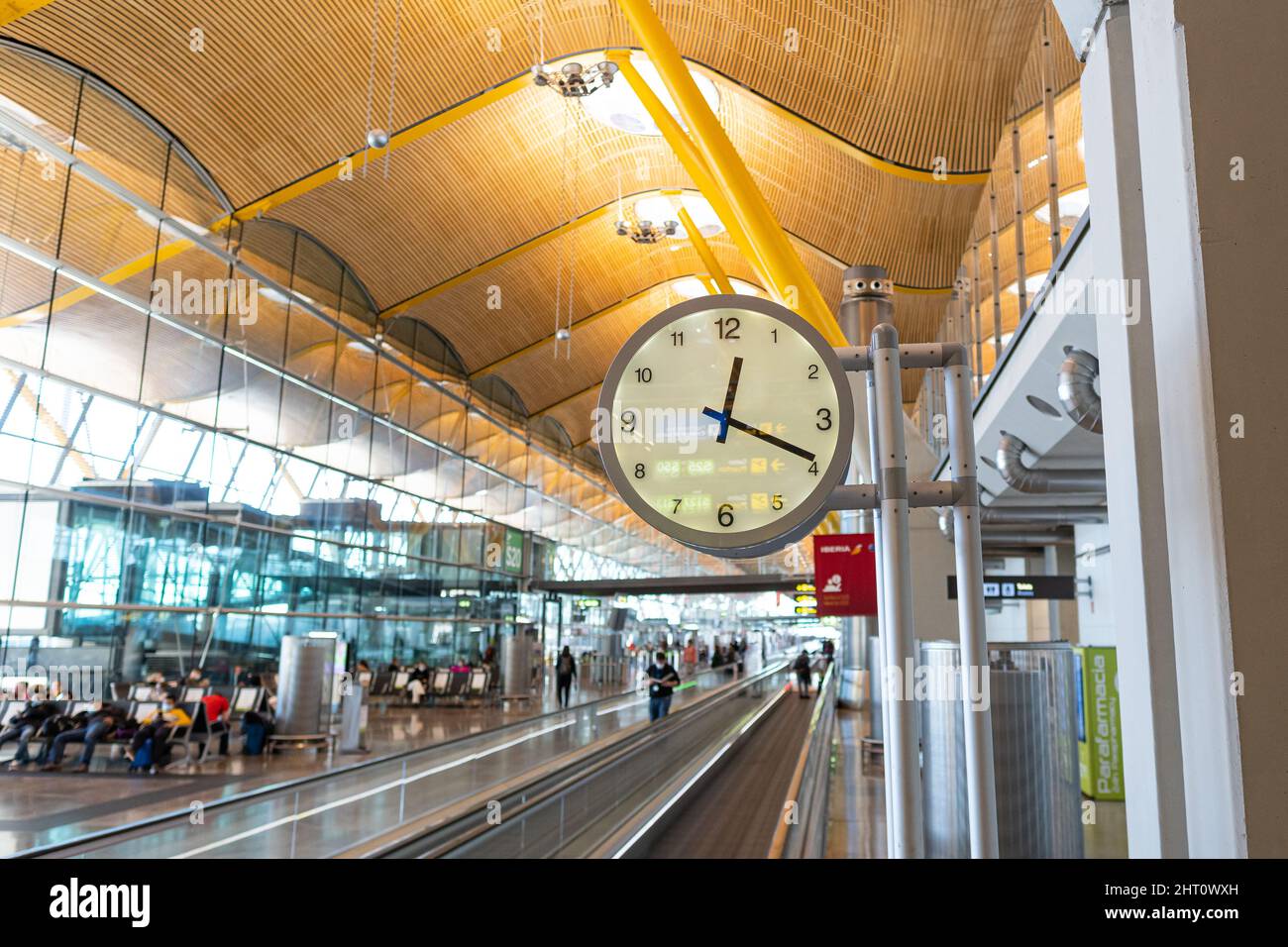 Orologio all'aeroporto Barajas di Madrid Foto Stock