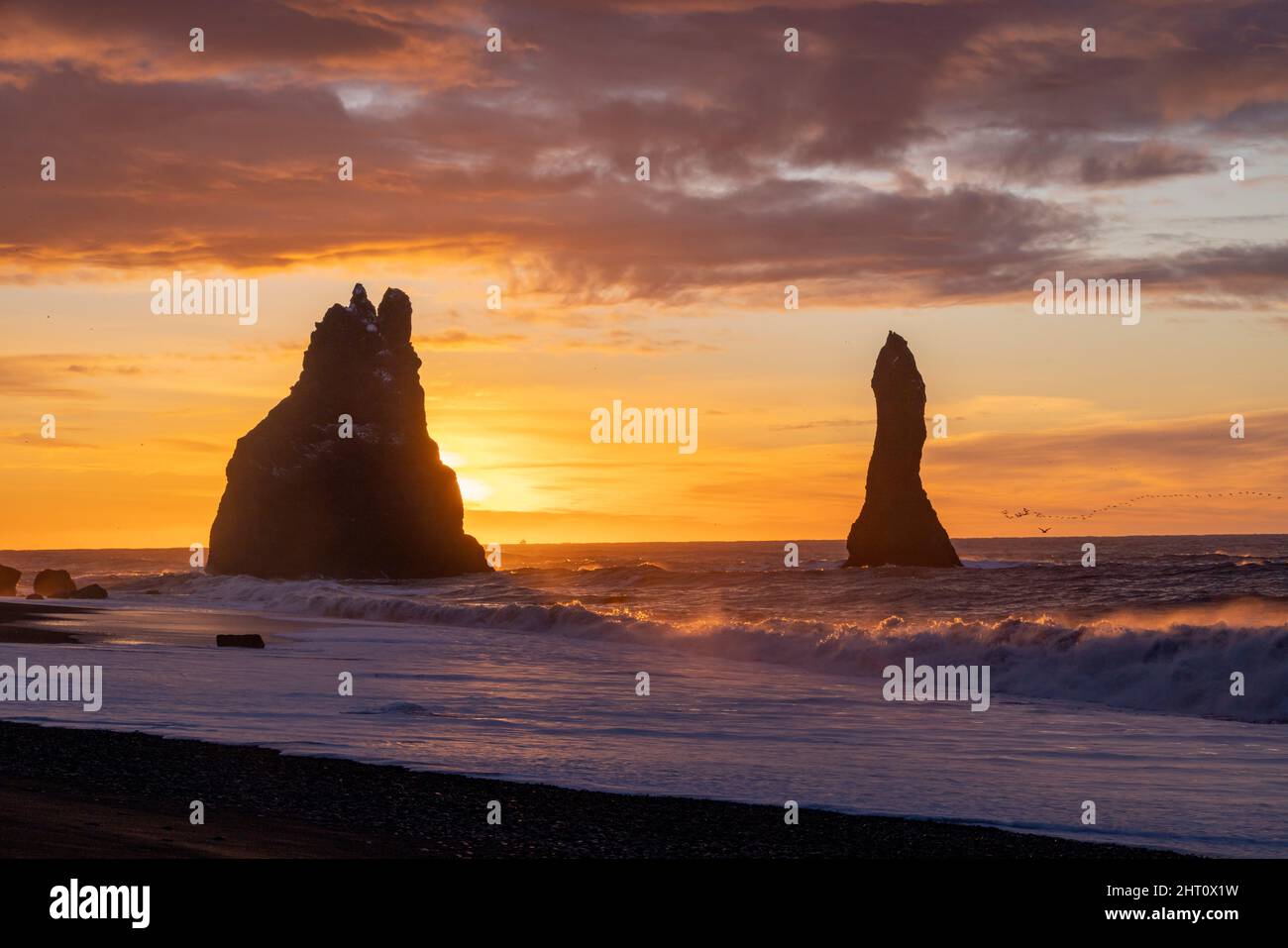 Spettacolare alba sulla spiaggia di sabbia nera di Reynisfjara, vicino al villaggio di Vík i Myrdal, Islanda sud-orientale Foto Stock