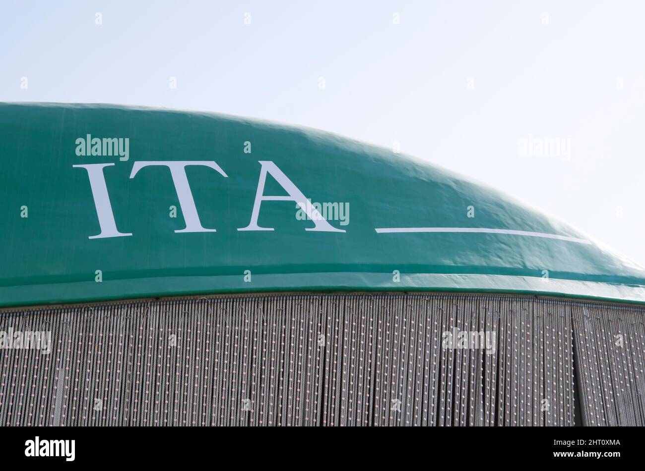 Parola ITA scritto sul tetto verde di un edificio, Dubai, Emirati Arabi Uniti. Foto Stock