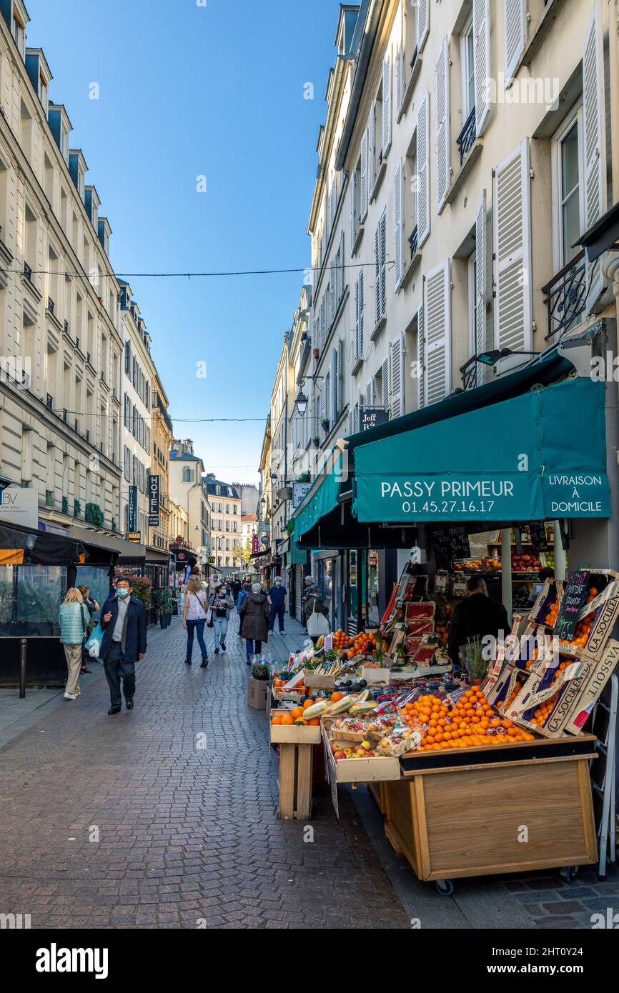 Parigi, Francia - 30 marzo 2021: Mercato della frutta tradizionale in una strada nel quartiere Passy di Parigi Foto Stock