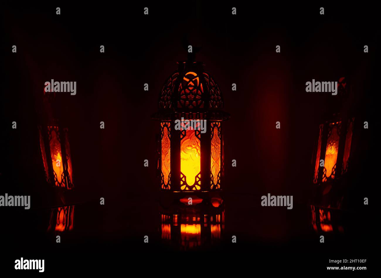 Lanterna con riflessione sullo sfondo per la festa musulmana del mese santo di Ramadan Kareem. Foto Stock